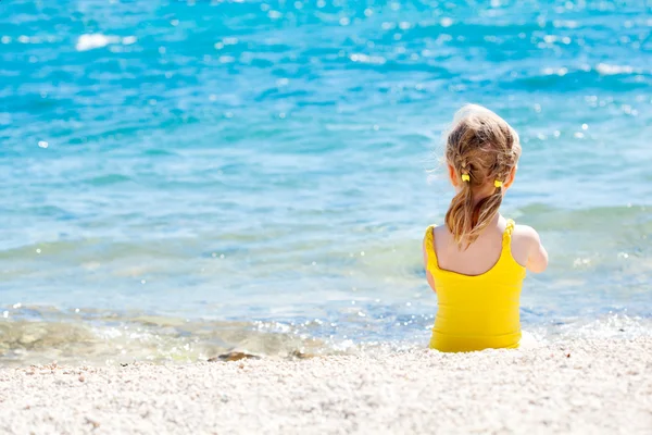 Small girl on the shore of the sea — Stock Photo, Image