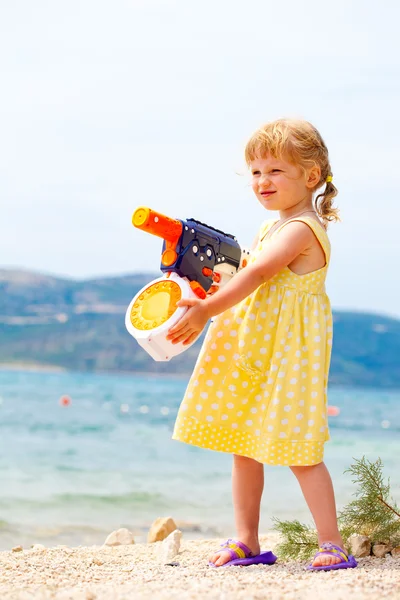 Girl with the water gun — Stock Photo, Image