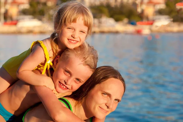 Lycklig familj vid havet — Stockfoto