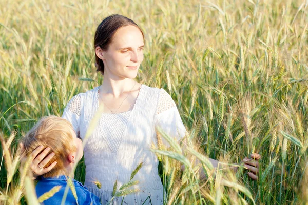 Anya gyermekével egy mezőben — Stock Fotó