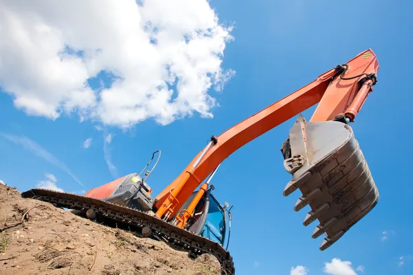 Excavadora con cubo elevado — Foto de Stock