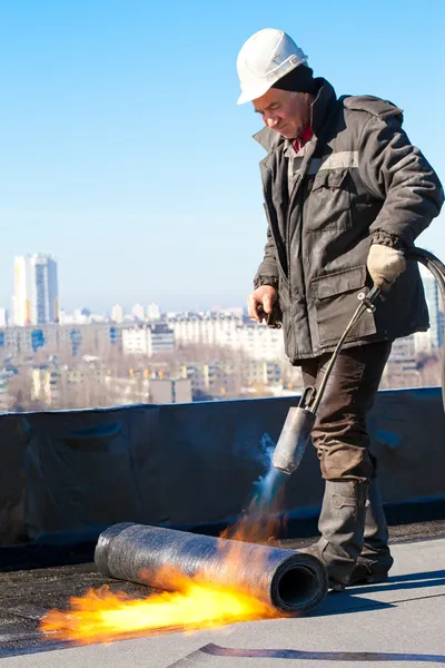 Roofer workman på jobbet — Stockfoto