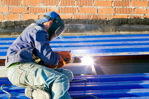 Trabajador industrial durante trabajos de soldadura — Foto de Stock