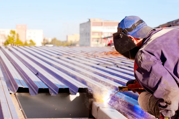 Trabajador industrial durante trabajos de soldadura — Foto de Stock