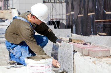 kiremitçi inşaat sahasında mermer fayans yükleme