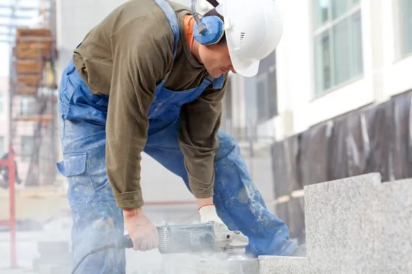 Trabajador industrial hace un corte horizontal — Foto de Stock