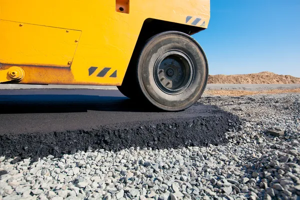 Straßenwalze nivelliert frischen Asphaltbelag — Stockfoto