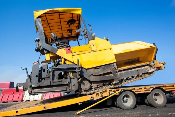 Transporte rastreado paver máquina — Fotografia de Stock