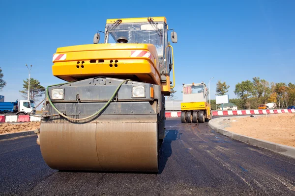 Vägvältar under asfaltbeläggning verk — Stockfoto