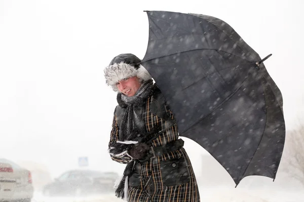 Chica con paraguas durante la tormenta de nieve — Foto de Stock