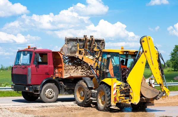 Wheel loader Excavator unloading sand — Stock Photo, Image