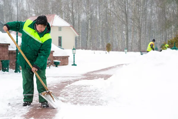 ワーカー雪かき — ストック写真