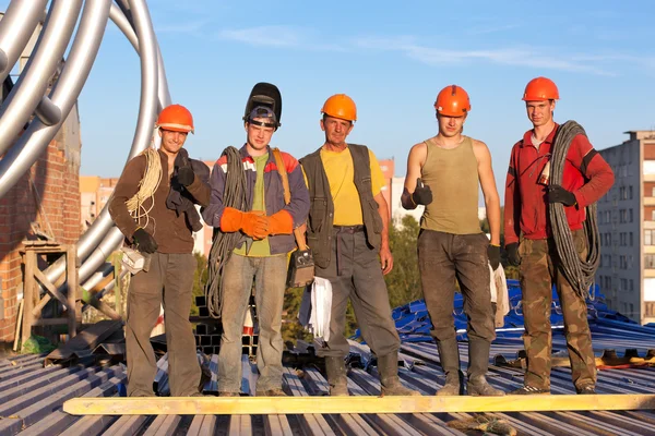 Werknemers in de bouw op de bouwplaats — Stockfoto