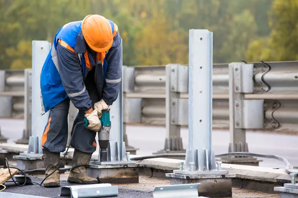 Bulloni di serraggio Laborer con chiave a impatto elettrico — Foto Stock