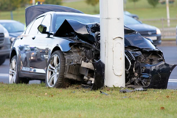 交通事故 交通事故 ライトポールへの車の衝突 — ストック写真