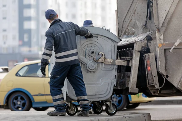 Residential Trash Garbage Service Workers Municipal Recycling Garbage Collector Emptying — Stock Photo, Image