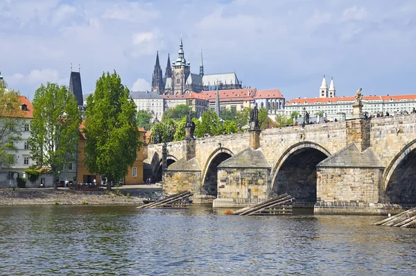 Kasteel van Praag (Tsjechisch: Pražský hrad) en Charles Bridge — Stockfoto