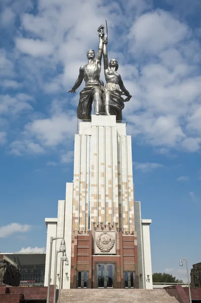 MOSCÚ - 12 de agosto: Famoso monumento soviético Obrero y Kolkhoz Wo —  Fotos de Stock