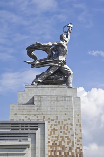 Moskva - 12 augusti: Berömda sovjetiska monument arbetaren och Kolkhoz Wo — Stockfoto