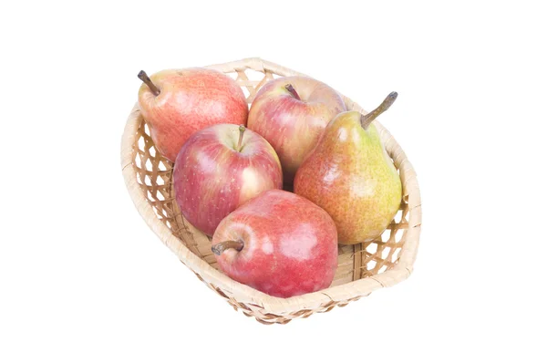 Кошик з яблуками і грушами — стокове фото