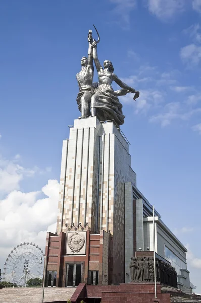 MOSCÚ - 12 de agosto: Famoso monumento soviético Obrero y Kolkhoz Wo —  Fotos de Stock