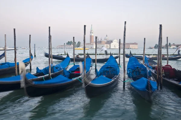 Gôndolas de Veneza desfocadas em movimento — Fotografia de Stock