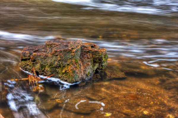 HDR van een rocky river bank — Stockfoto