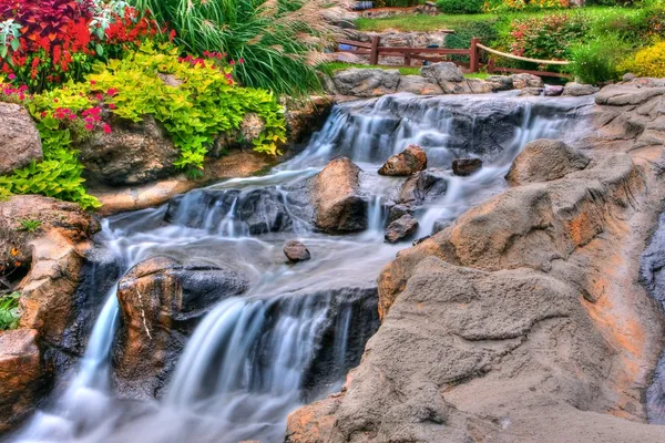 Silkeslen vattenfall i stort dynamiskt omfång — Stockfoto