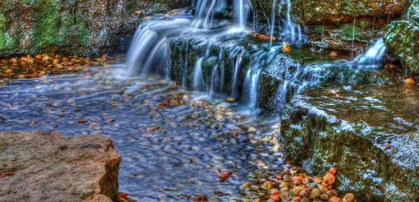 Bela cachoeira em cascata em alta gama dinâmica — Fotografia de Stock