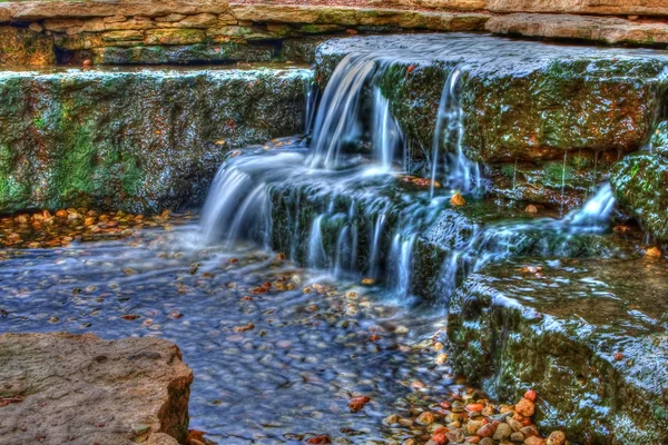 Schöner Kaskadenwasserfall in hohem Dynamikbereich — Stockfoto