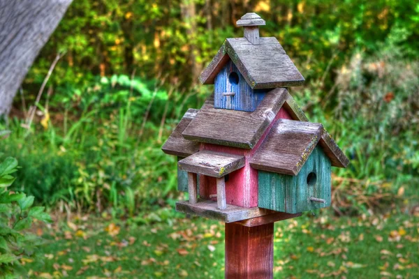 Grande maison d'oiseaux en bois sur un 4x4 dans la gamme dynamique élevée — Photo