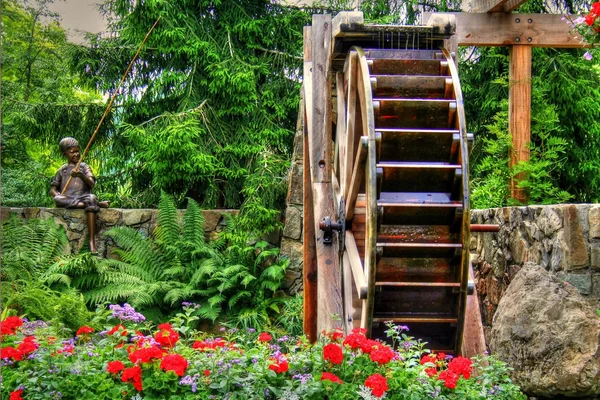 Jardin de fleurs et roue à eau en HDR — Photo