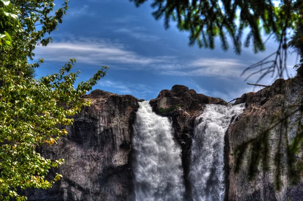 Höga vattenfall i hdr — Stockfoto