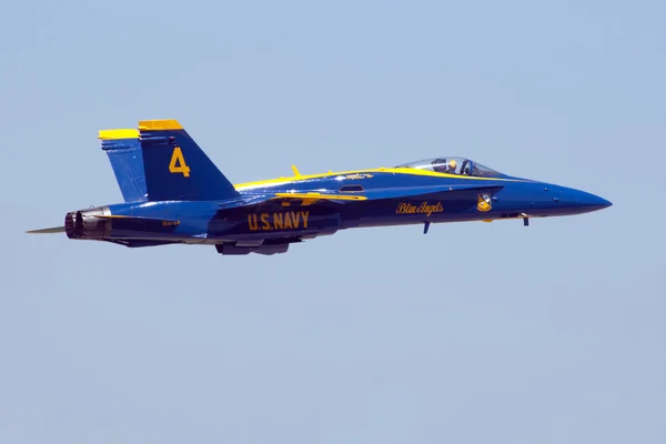 Mankato, mn- juni 9 us navy blue angels in f-18 air show — Stockfoto