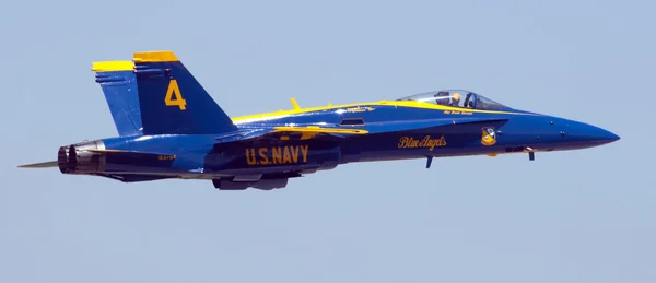 Mankato, mn-június 9 us navy blue angels levegőben f-18 megjelenítése — Stock Fotó