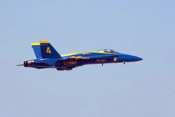 Mankato, Mn- 9 de junio US Navy Blue Angels in F-18 Air Show — Foto de Stock