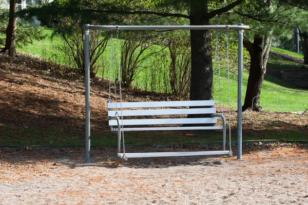 Swing bänk i parken — Stockfoto