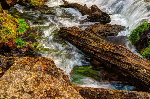 Hermosa cascada de río en HDR de alto rango dinámico — Foto de Stock