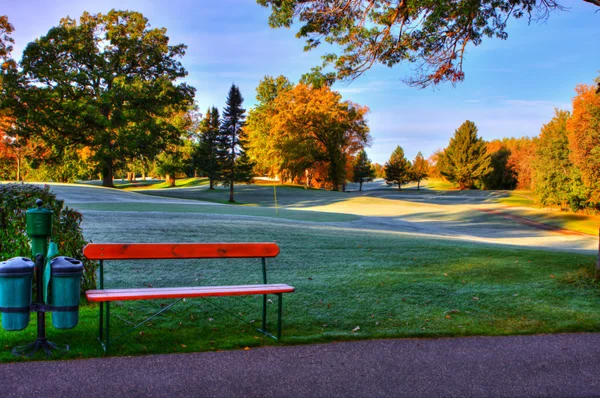 Colori autunnali al campo da golf in soft focus — Foto Stock