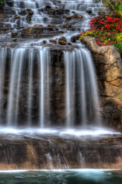 Cachoeira sedosa em alta faixa dinâmica — Fotografia de Stock