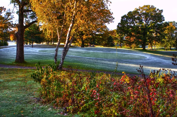 Kolory jesieni na polu golfowym w hdr — Zdjęcie stockowe