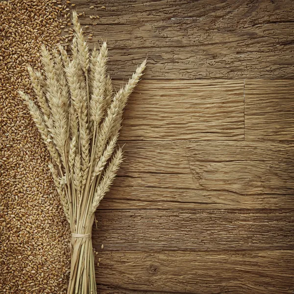 木製の背景に小麦 — ストック写真