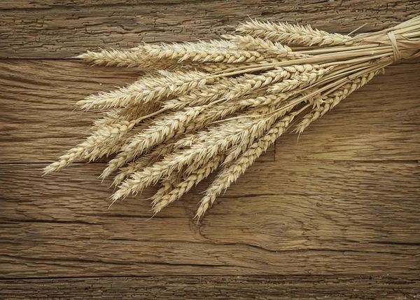 Grano sullo sfondo del legno — Foto Stock