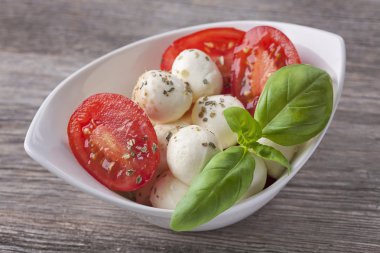 Mozzarella peyniri, domates ve fesleğen