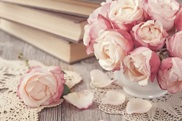 Roses roses et vieux livres — Photo