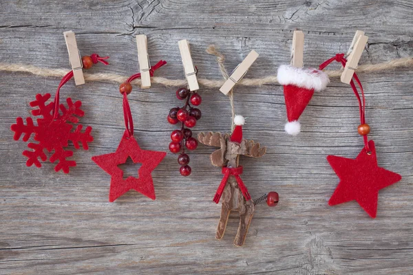 Cervo di Natale in legno e stelle rosse — Foto Stock