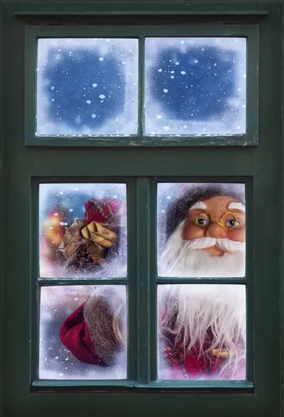 Weihnachtsmann schaut durch ein Fenster — Stockfoto