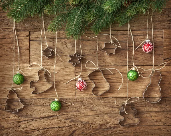 Cortador de biscoitos e bolas de Natal — Fotografia de Stock