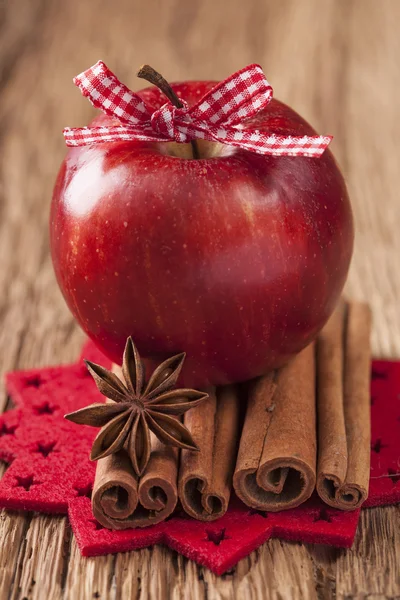 Красные зимние яблоки — стоковое фото