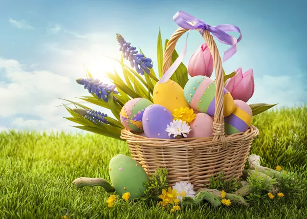 Cesto con uova di Pasqua — Foto Stock